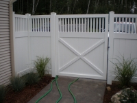 A vinyl gate with spindle top.
